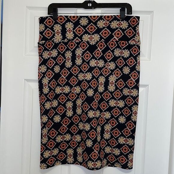 ✨LuLaRoe Cassie printed pencil skirt - Picture 1 of 7
